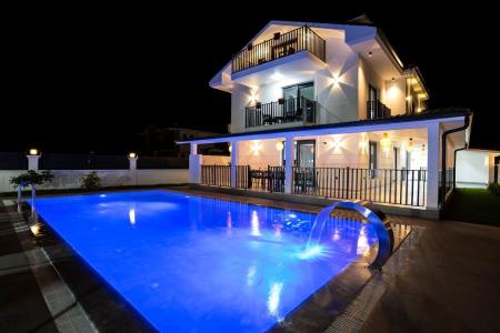 Villa Black Rose