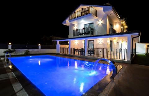 Villa Black Rose